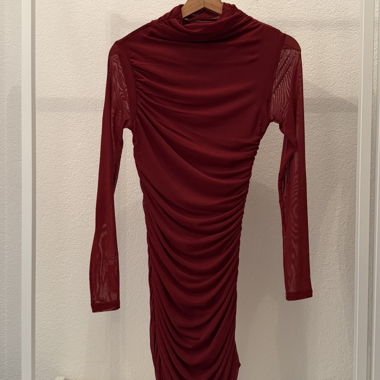 Bordeauxrotes gerafftes Meshkleid