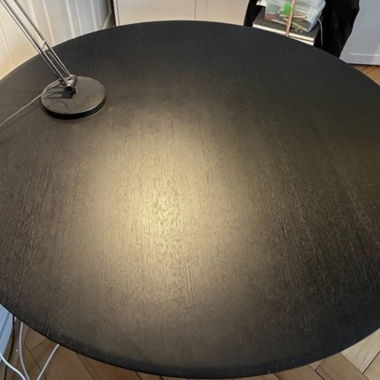 Runder schwarzer Tisch