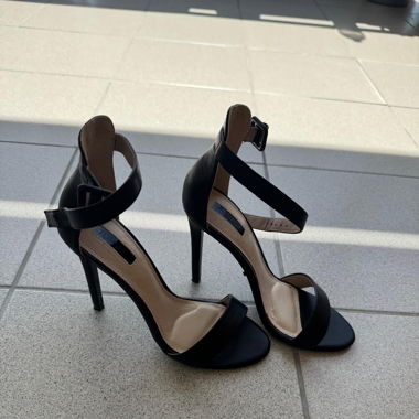 Neue Schwarze High Heels