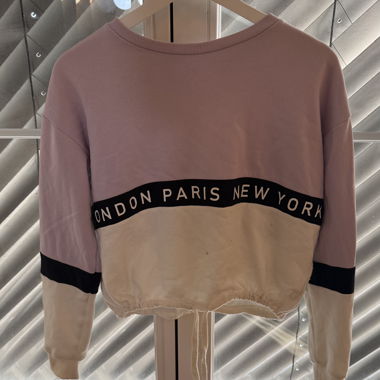 Lila Sweatshirt mit Print und crop möglichkeit