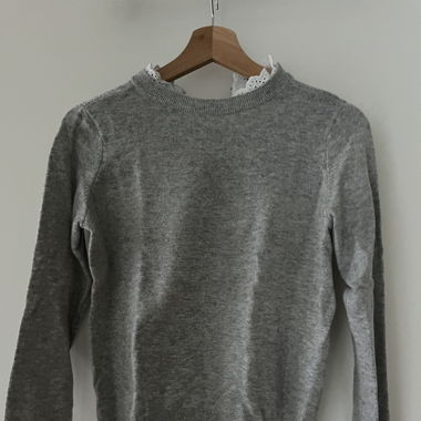 Grauer Pullover mit Kragen