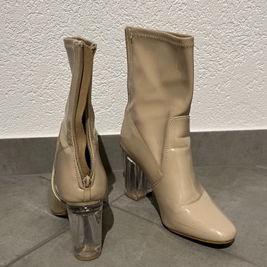 Bottines roses à talon bloc transparent