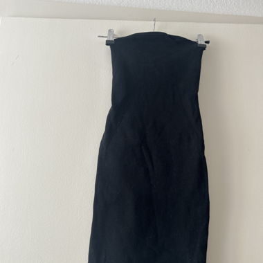 Schwarzes Kleid ohne Träger