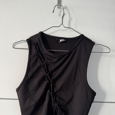 Top mit Cut-Outs