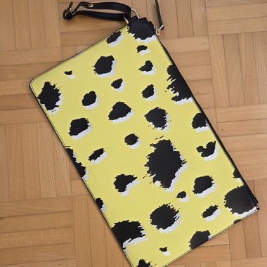 Pochette Calvin Klein jaune avec imprimé