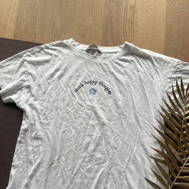 T- Shirt mit kleinem Schriftzug 