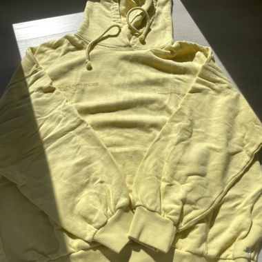 gelber Hoodie