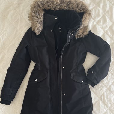 Schwarze Parka mit Kapuze und Kunstfell