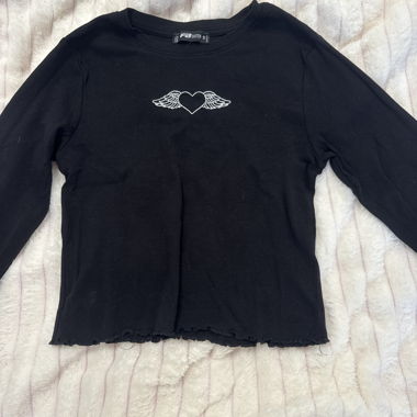 Schwarzes Top mit weissem Herz
