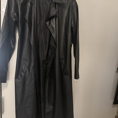 Manteau long en cuir synthétique noir