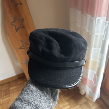 Casquette noire à visière avec détails en similicuir