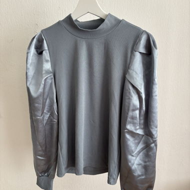 Top grigio con maniche in effetto satinato