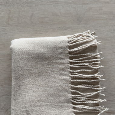 Kuscheliger Schal beige mit Fransen