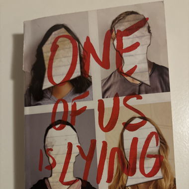 One of us is lying - Karen M. McManus
