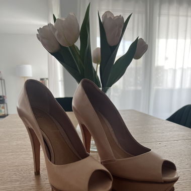 Scarpe in ecopelle nude taglia 39