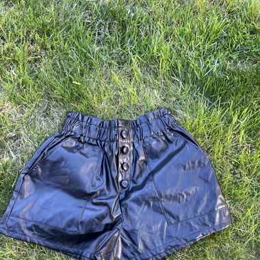 Short en similicuir noir