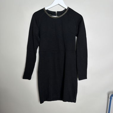 Robe noire en maille rehaussée
