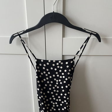 Kleid (gepunktet)