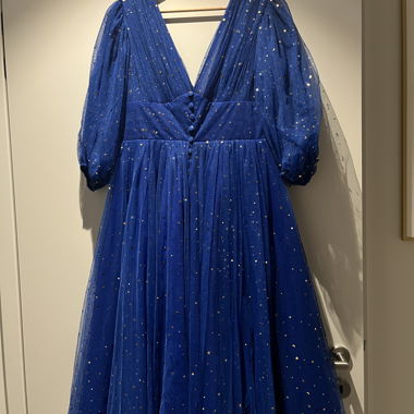 Teuta Matoshi - Kobaltblaues Sternenkleid