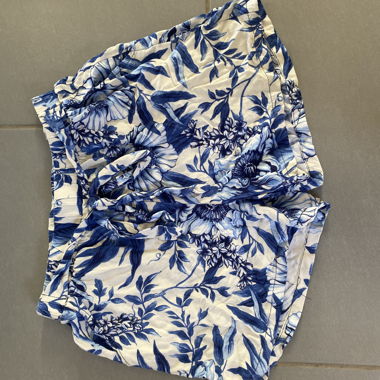 Pantaloncini floreali blu e bianchi