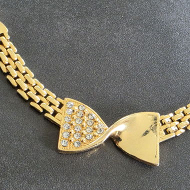 Collana dorata con motivo a farfalla