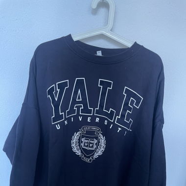 Felpa blu con scritta "Yale"