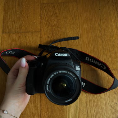 Canon 1300D con obiettivo 18-55mm incl. caricabatterie