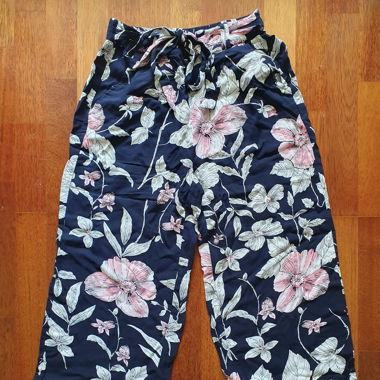 sommerhose mit rosa blumen