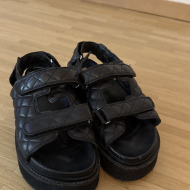 Schwarze wattierte Sandalen