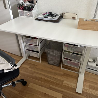Height-adjustable desk incl. furnishings