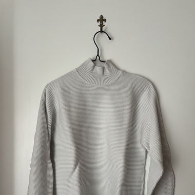 WHITE TURTLE NECK