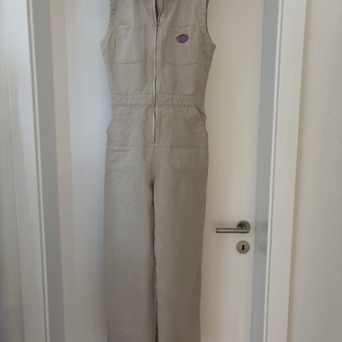 Tuta beige senza maniche