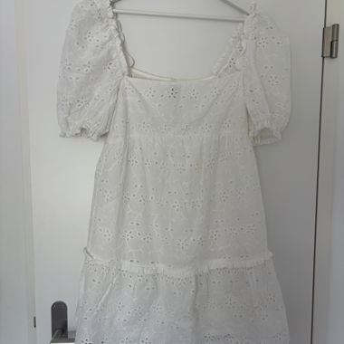 Abito bianco con occhielli H&M