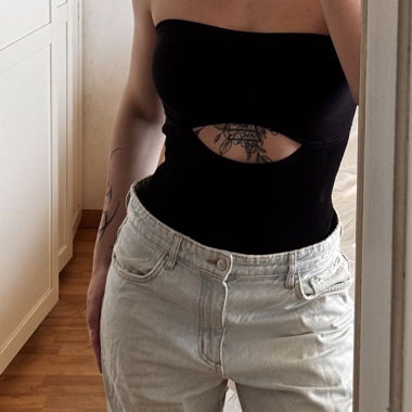 Body nero con apertura sotto il seno