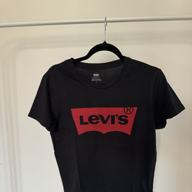 Levi’s t-shirt