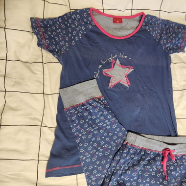 Pyjama mit Sternenmuster
