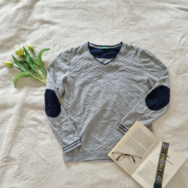 Maglione grigio con scollo a V e dettagli blu