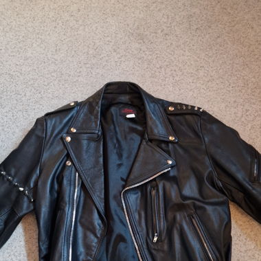 Echtlederjacke mit Spikes