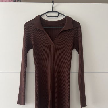Kurzes knappes braunes kleid