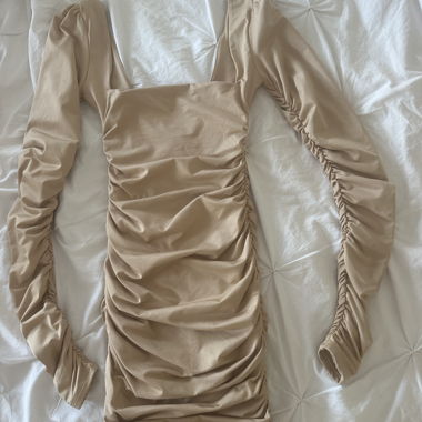 Robe nude froncée Oh Polly manches longues