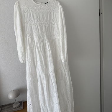 Robe blanche en dentelle ajourée