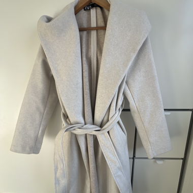 Cappotto ZARA beige con cintura annodata