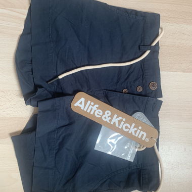 Alife & Kickin - Vegane kurze Hose mit Gürtel 