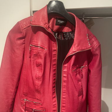 Rote Lederjacke