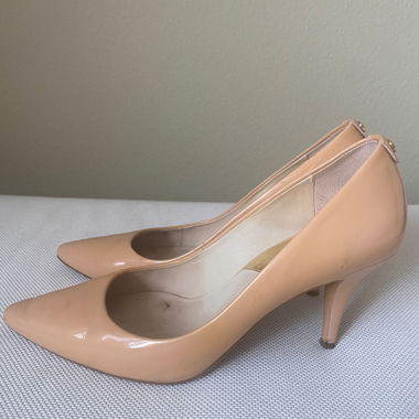 Beige Pumps mit Absatz