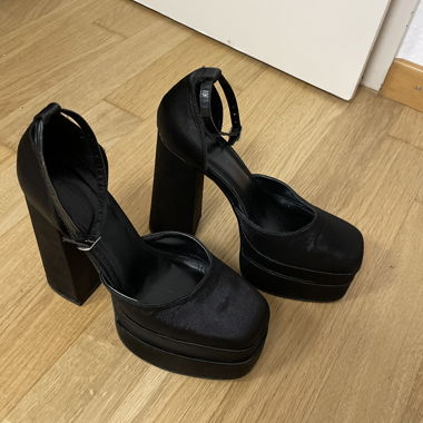 Décolleté con plateau neri