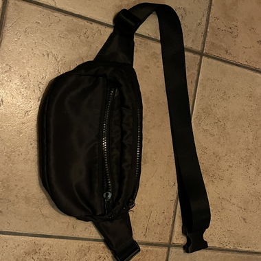 Schwarze Bauchtasche