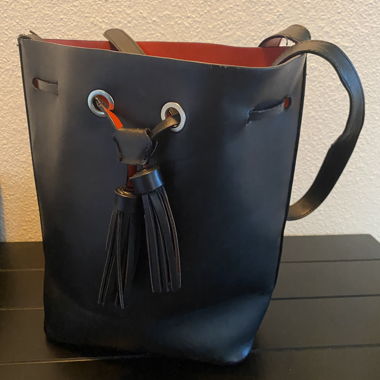 Sac seau noir avec pompons