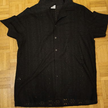 Camicia nera con maniche corte traforate