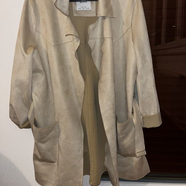 Beiger Bershka-Mantel